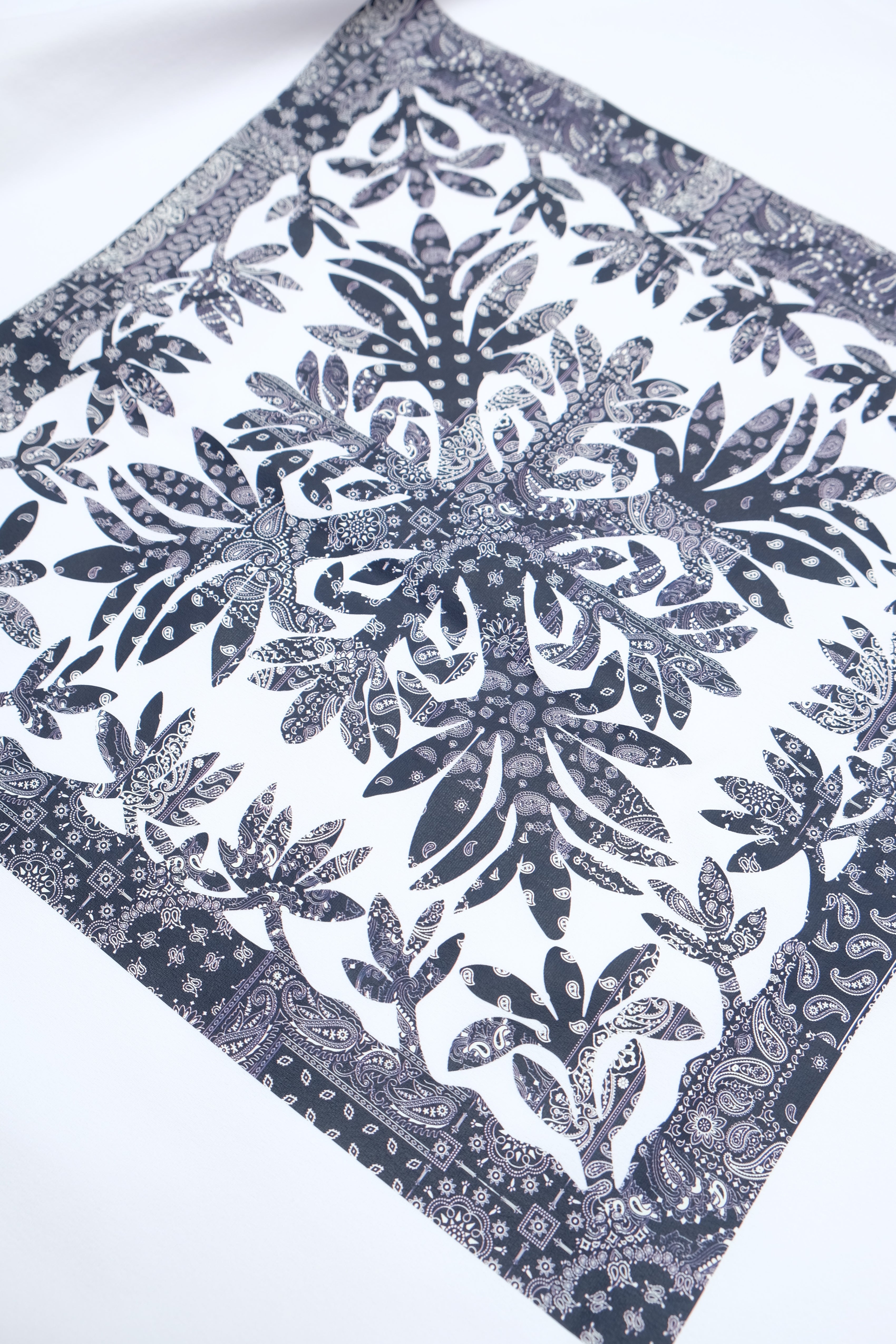 Mockneck - Ti Leaf Paisley - White
