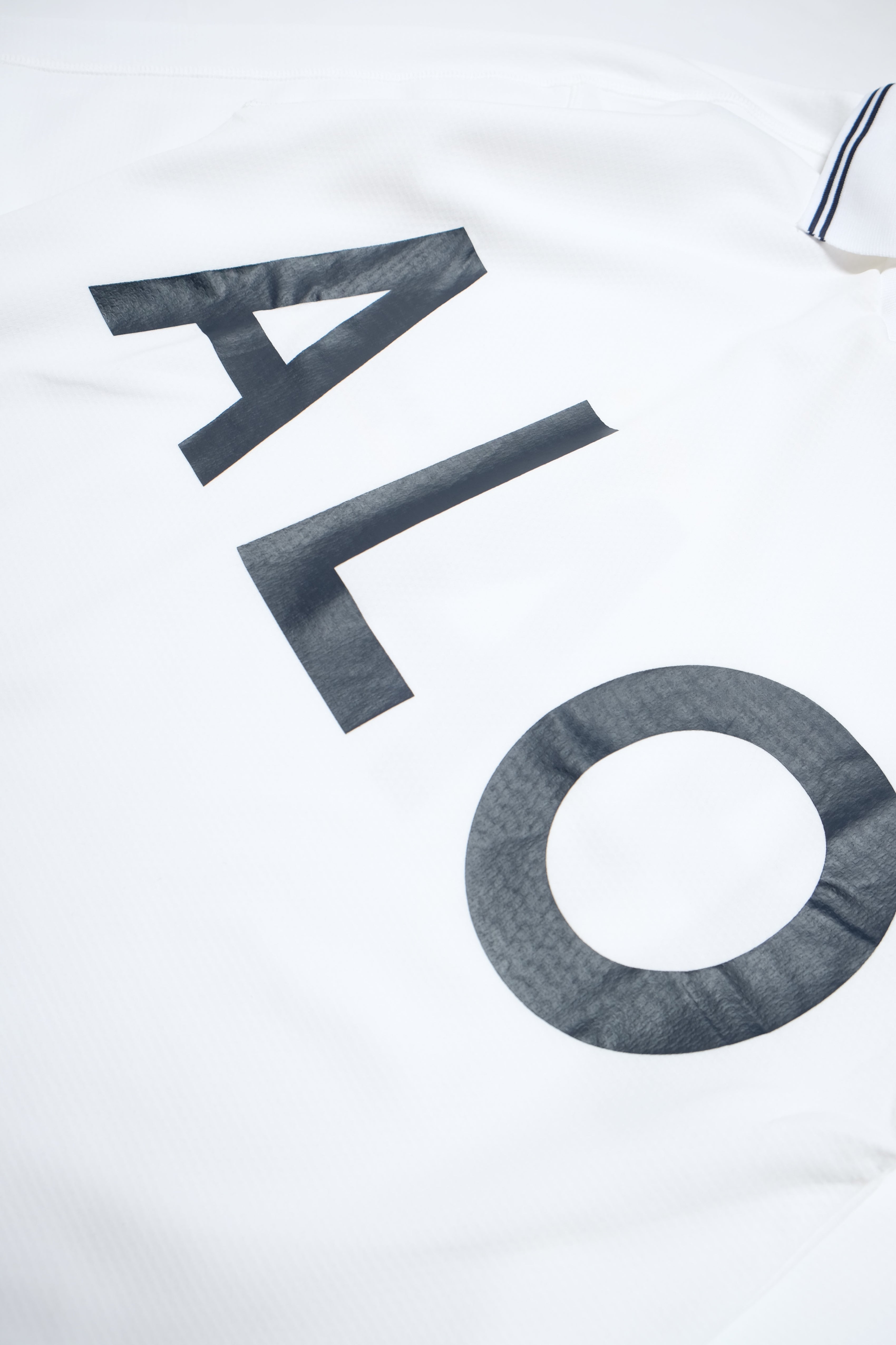 ʻAlapaina Vneck Polo - Big Aloha - White