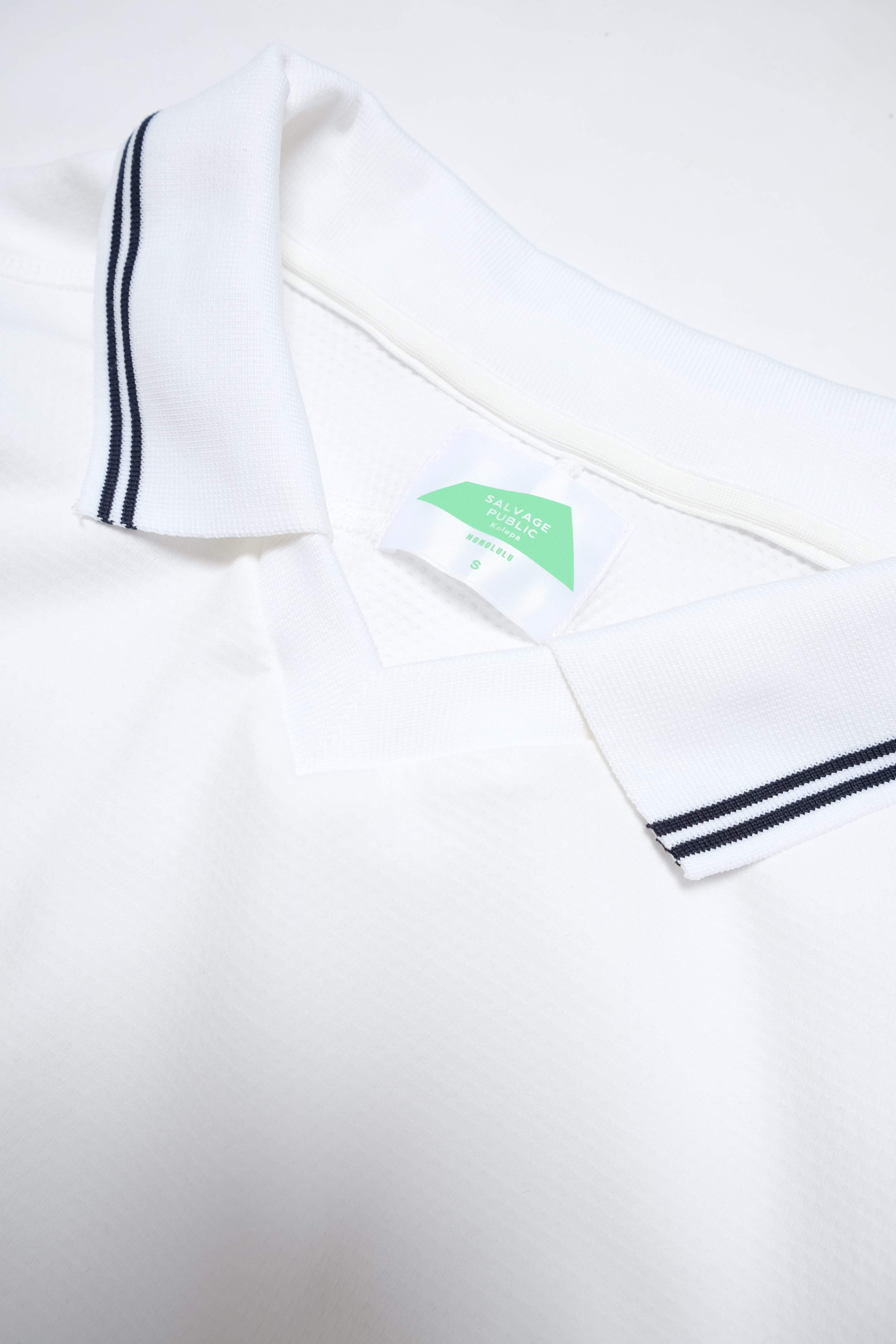 ʻAlapaina Vneck Polo - Big Aloha - White